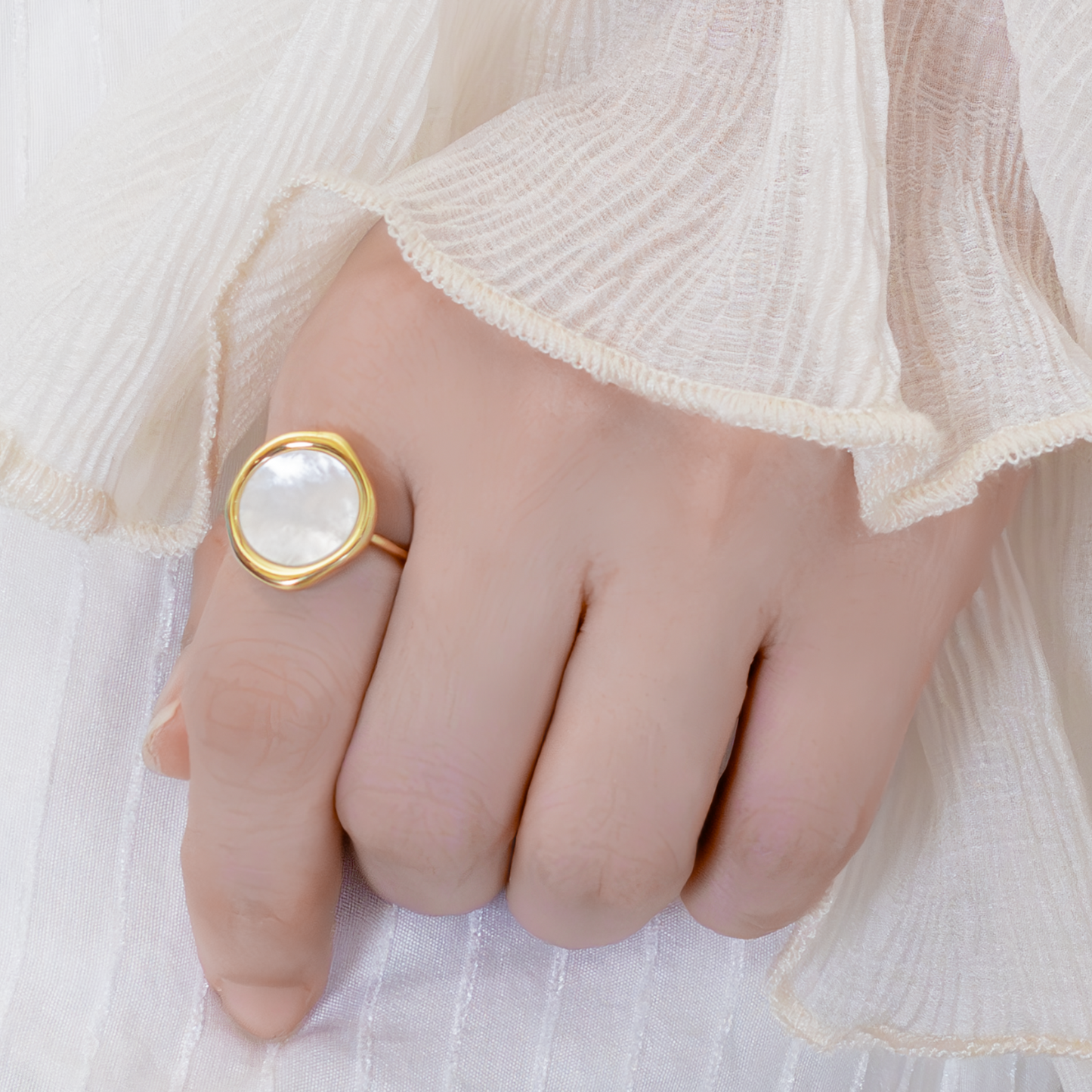 Baylin Shell Circle Ring - Gold