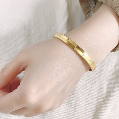 Jiro Checker Bangle 6mm - Gold