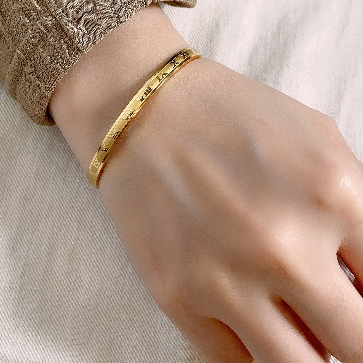 Roman Time Rounded Edge Bangle 4mm - Gold
